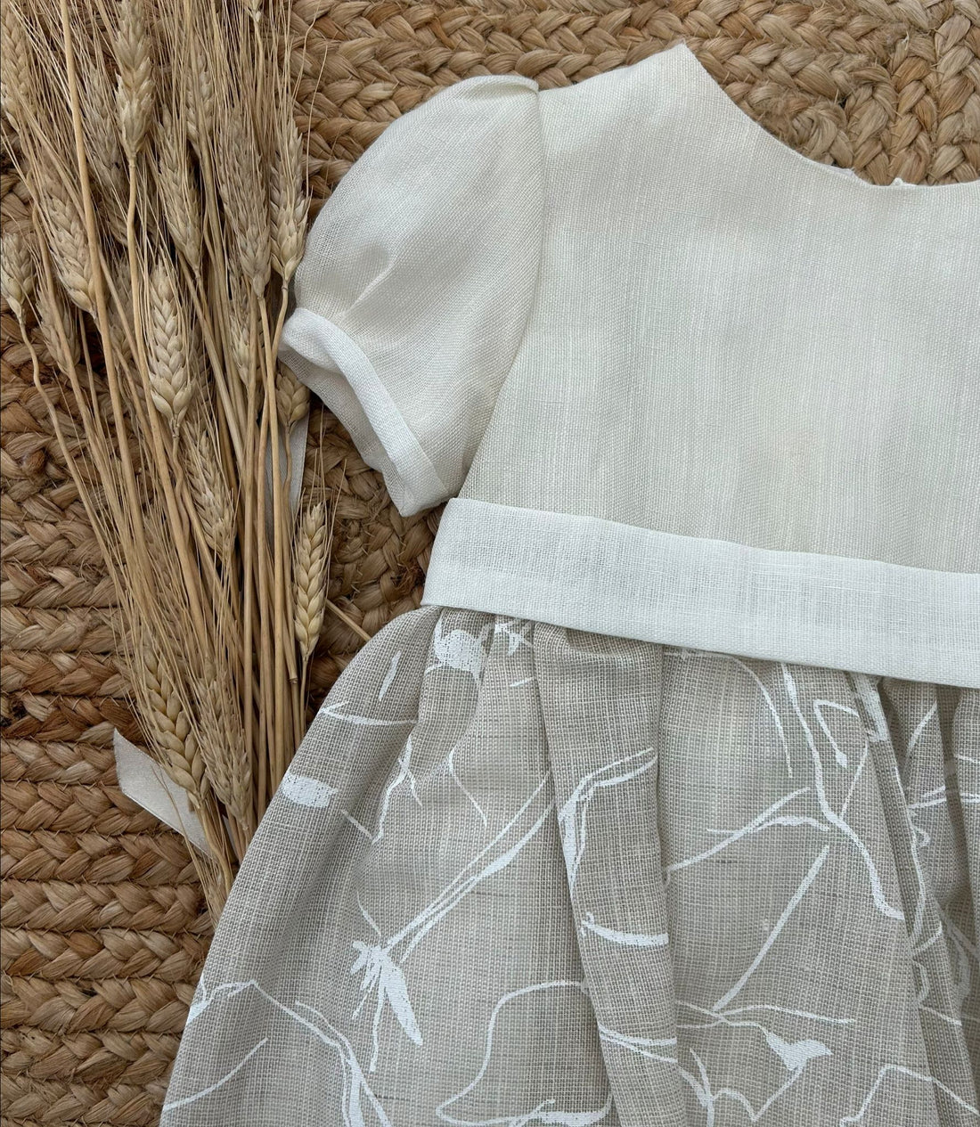 Abito lino bambina elegante con gonna floreale beige