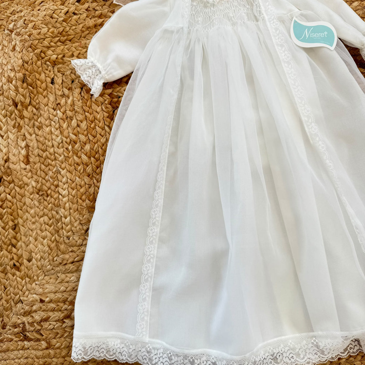 Abito battesimo bimba lungo bianco con punto smock, pizzo floreale e cuffietta coordinata