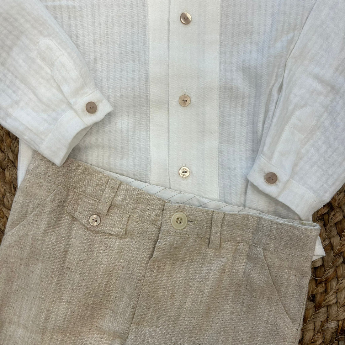 Completo bambino elegante con camicia bianca a righe e pantaloni in lino beige