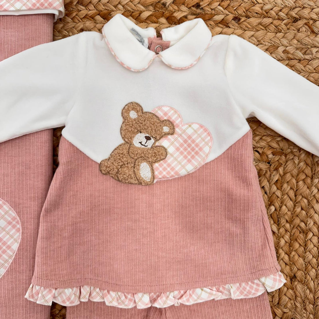 Set nascita rosa per neonata con orsetto: tutina in ciniglia, sacco, bavaglino e cappellino con orecchie, perfetto per primo cambio in ospedale.