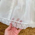 Abito battesimo bimba lungo bianco con punto smock, pizzo floreale e cuffietta coordinata