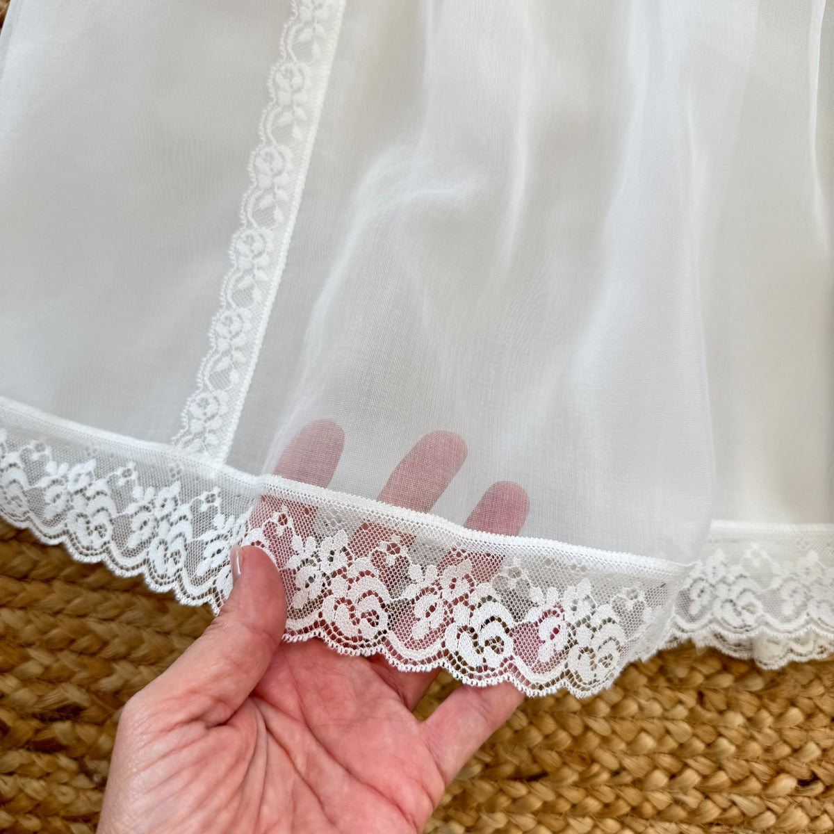 Abito battesimo bimba lungo bianco con punto smock, pizzo floreale e cuffietta coordinata