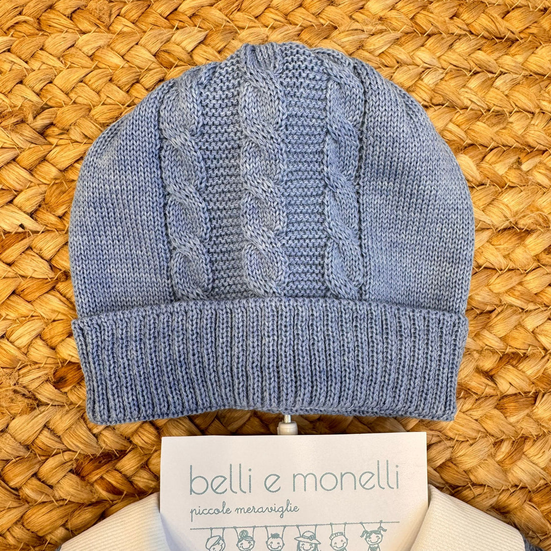 Cappellino e scarpine neonato in pura lana azzurro polvere con dettagli lavorati