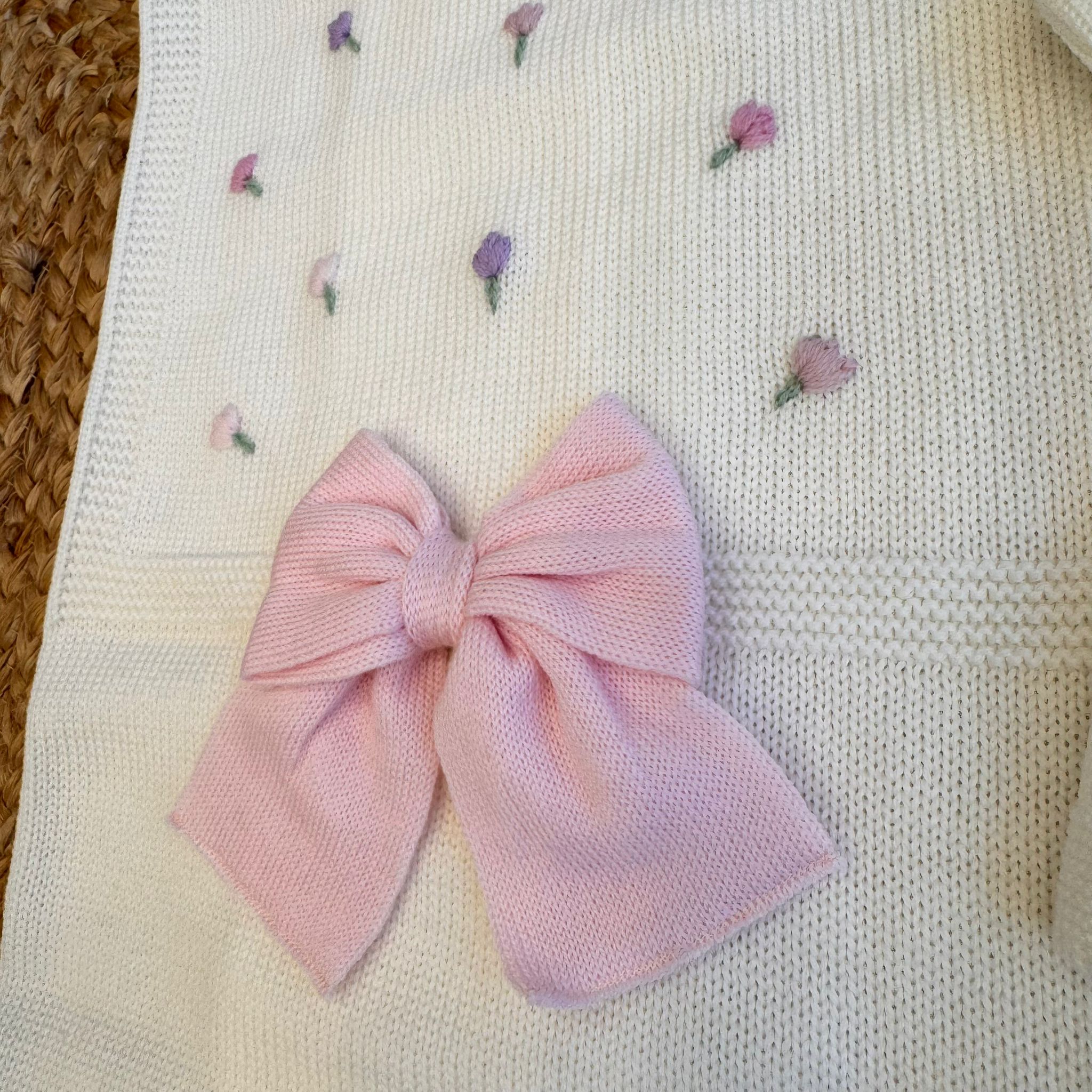 Uscita clinica neonata in pura lana con ricamo tulipani a mano