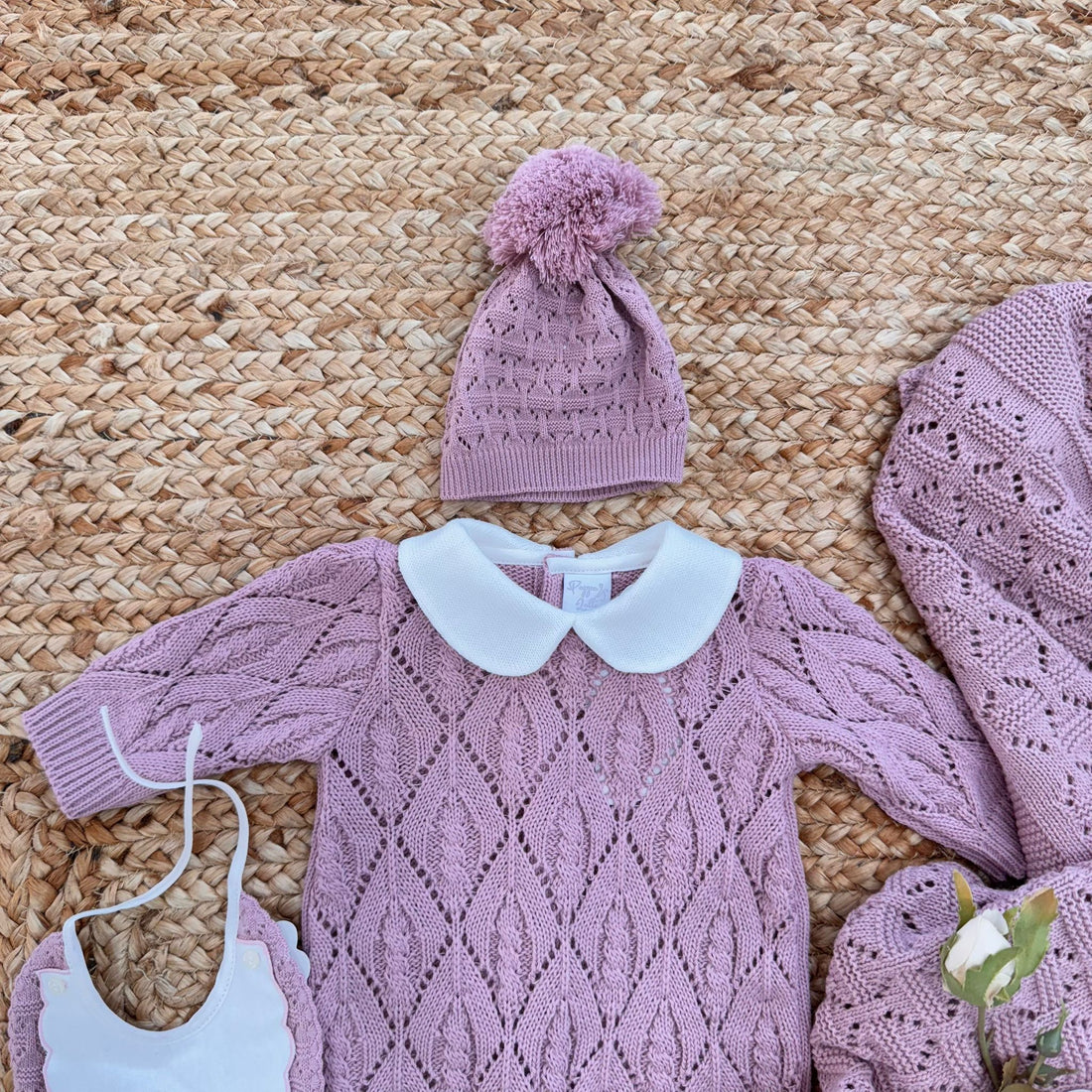 Corredino neonato in filo lilla con tutina e accessori coordinati