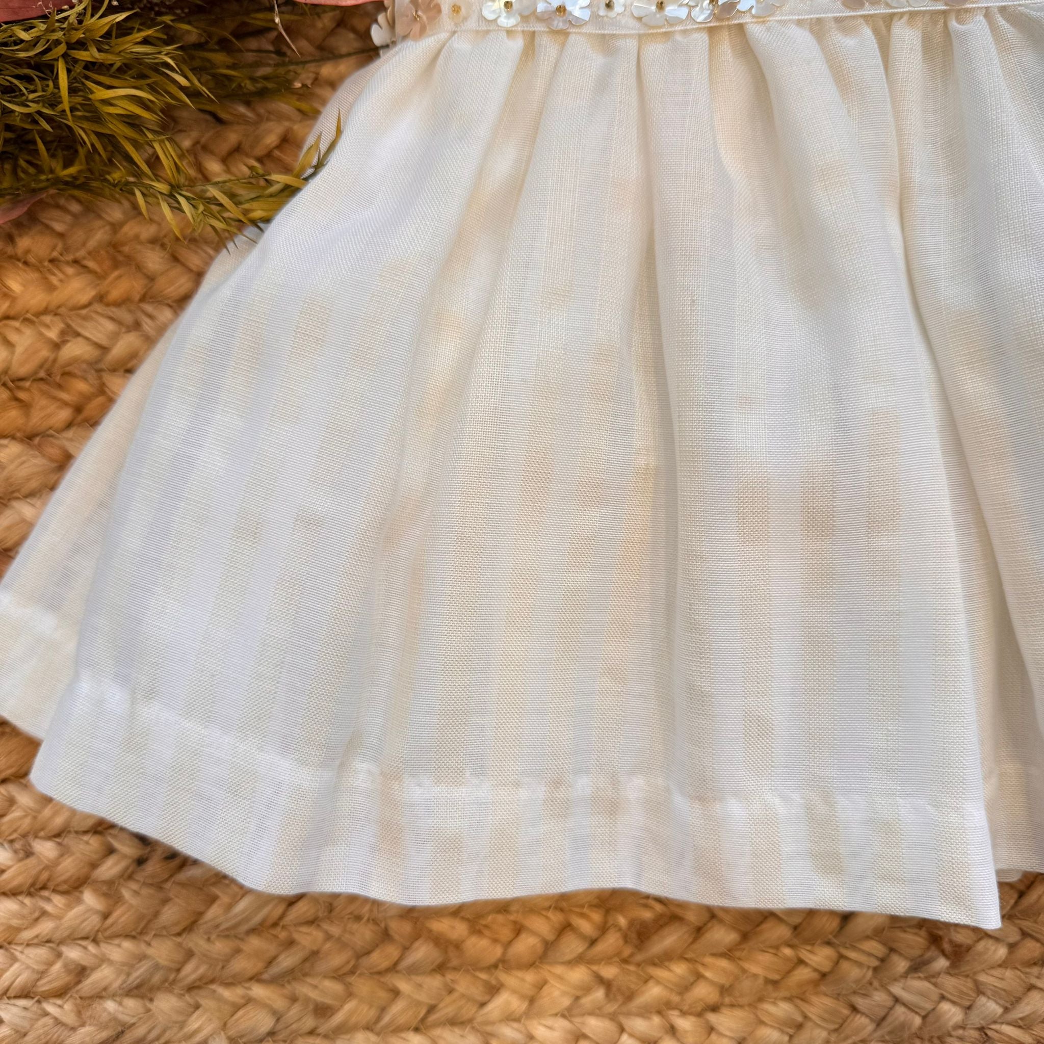 ABITO BATTESIMO PANNA CON FASCIA FLOREALE E FIOCCO