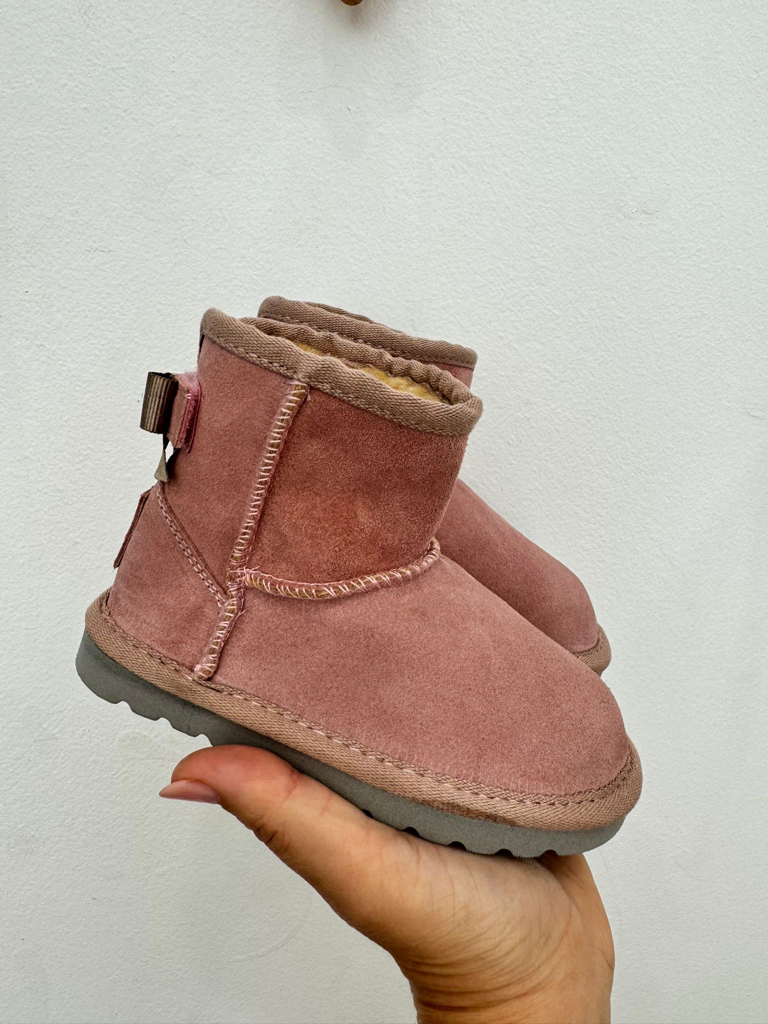 Stivaletti in camoscio rosa cipria con interno caldo