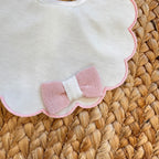 BAVETTA NEONATA CON FIOCCO ROSA E PROFILO SMERLATO/NUOVA COLLEZIONE