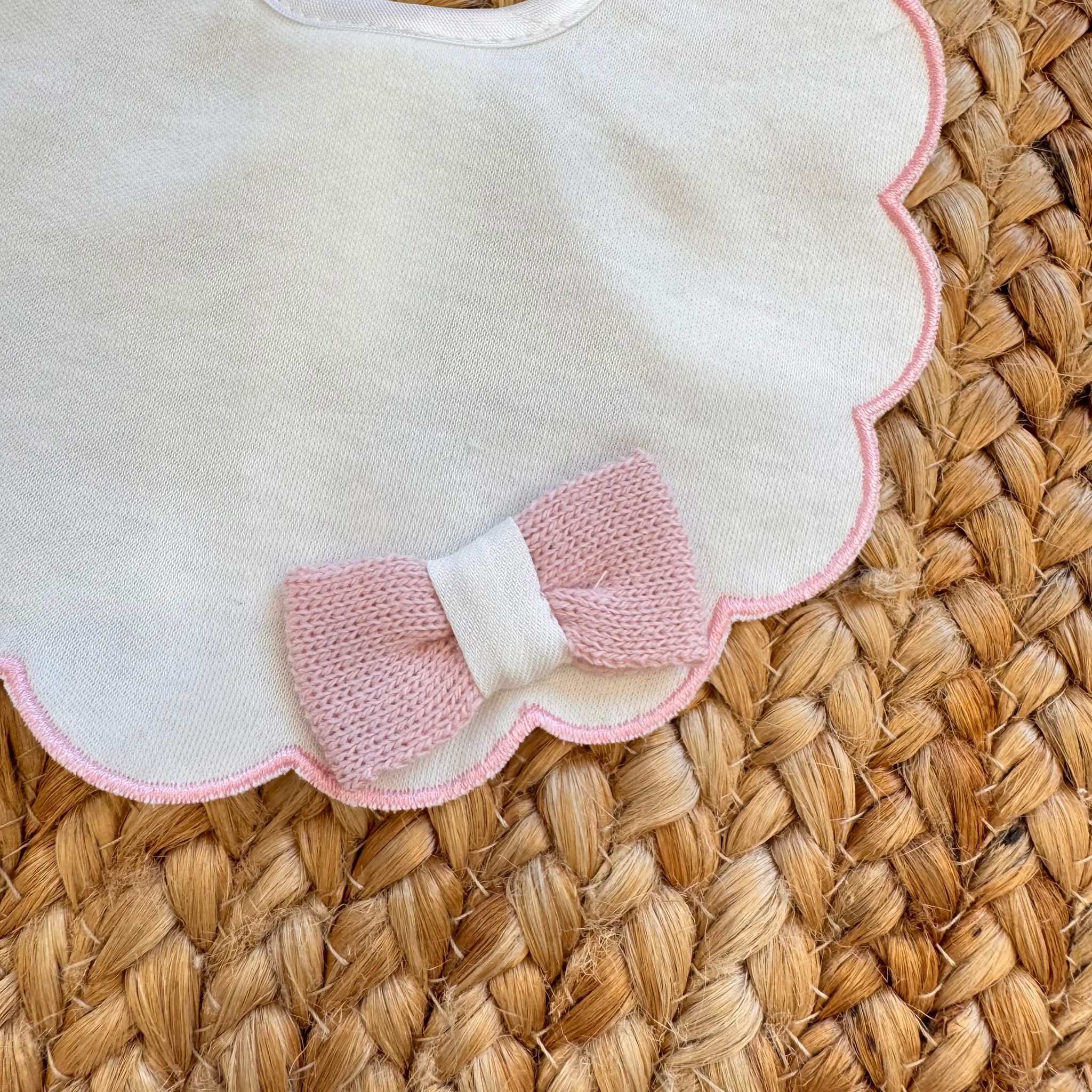 BAVETTA NEONATA CON FIOCCO ROSA E PROFILO SMERLATO/NUOVA COLLEZIONE