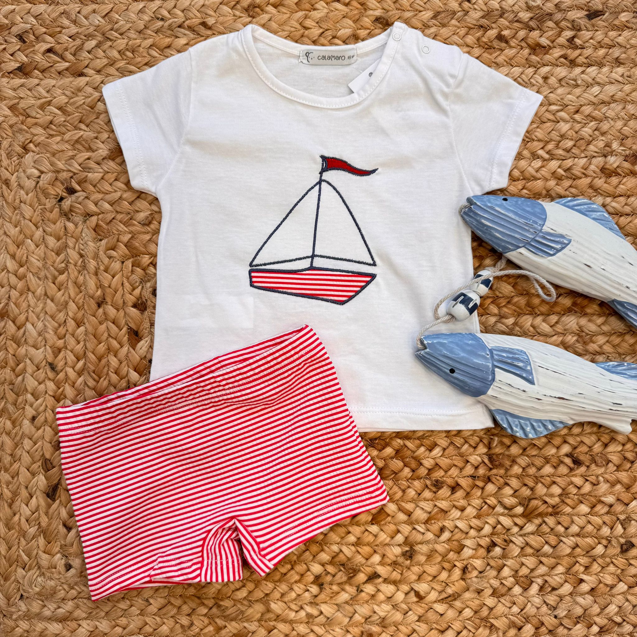 COSTUMINO BAMBINO RIGHE ROSSE CON T-SHIRT BARCA A VELA