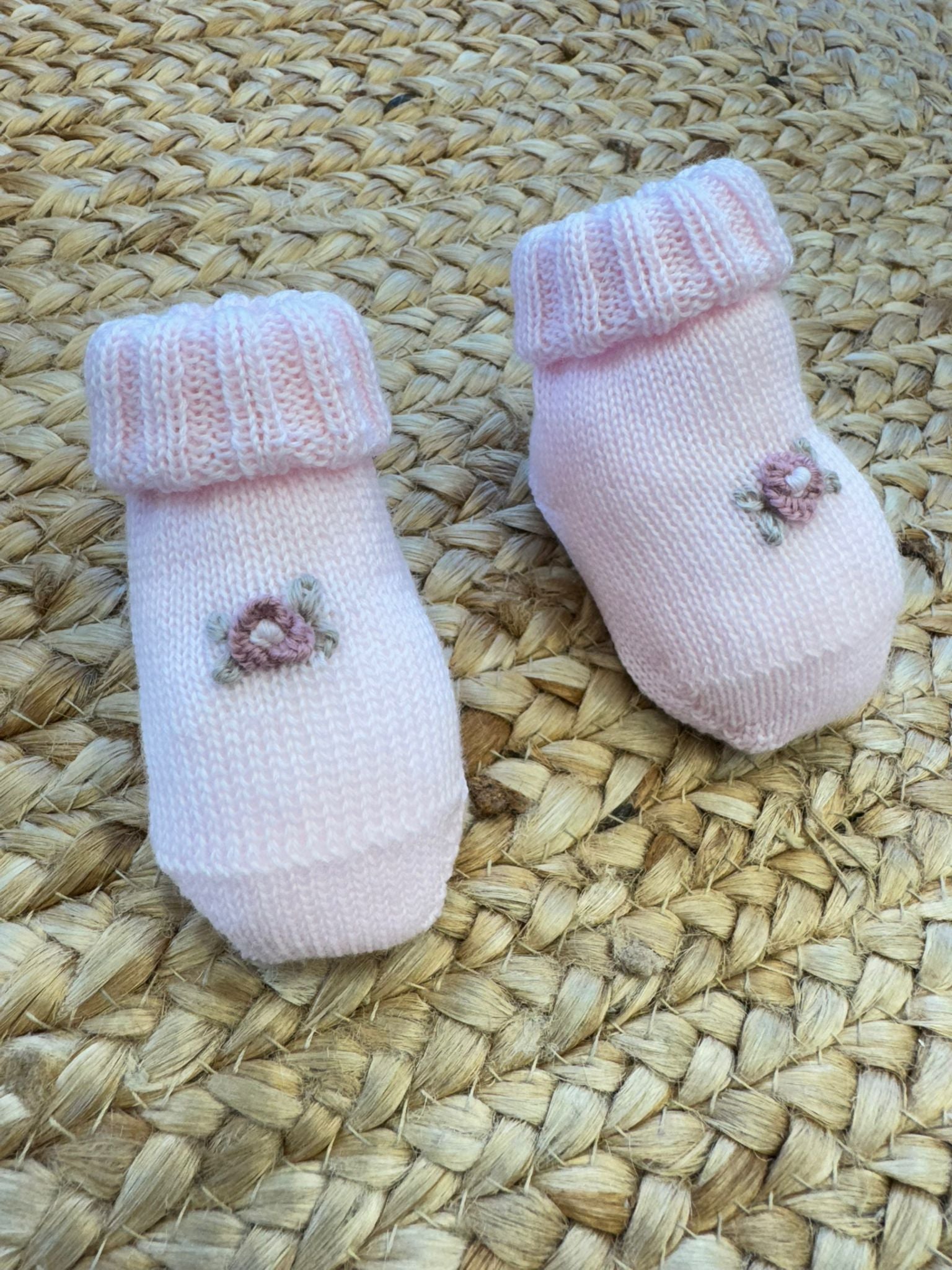 Uscita clinica neonata lana rosa con ricami floreali