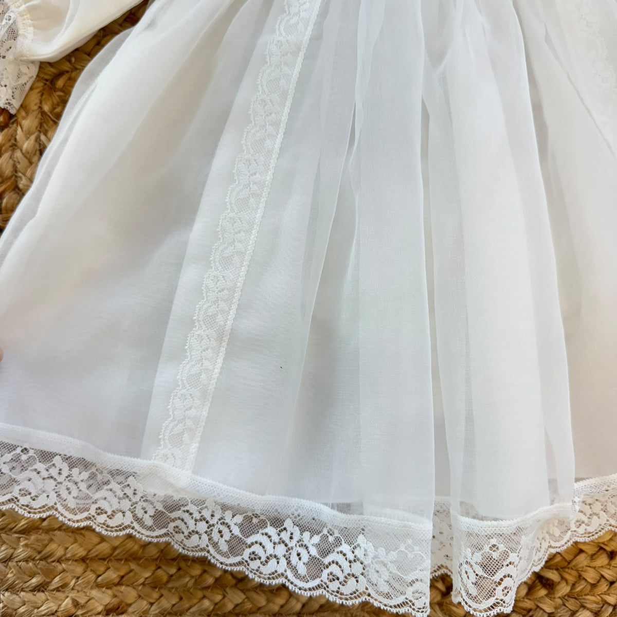 Abito battesimo bimba bianco avorio con smock, pizzo e cuffietta