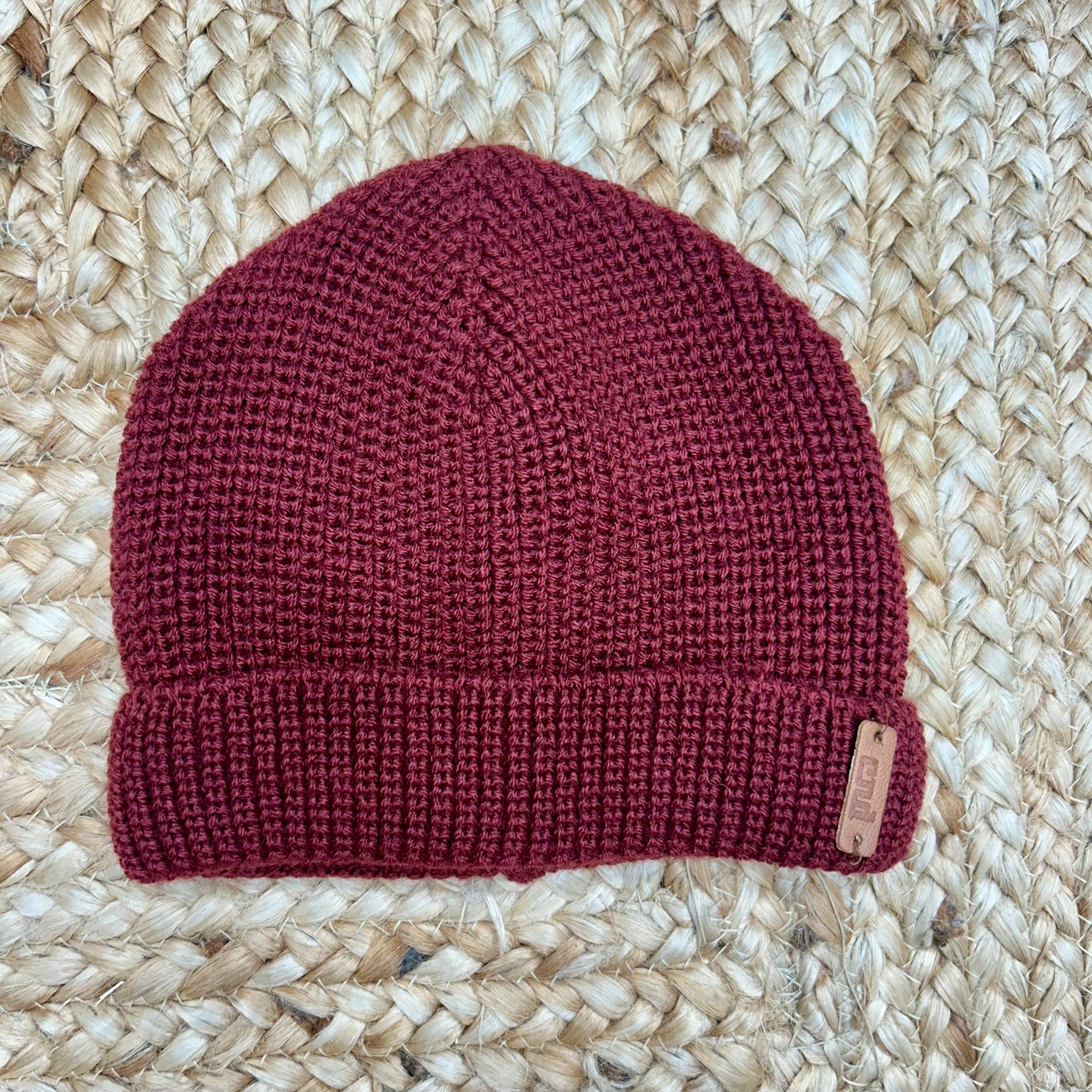 Cappellino bordeaux con risvolto