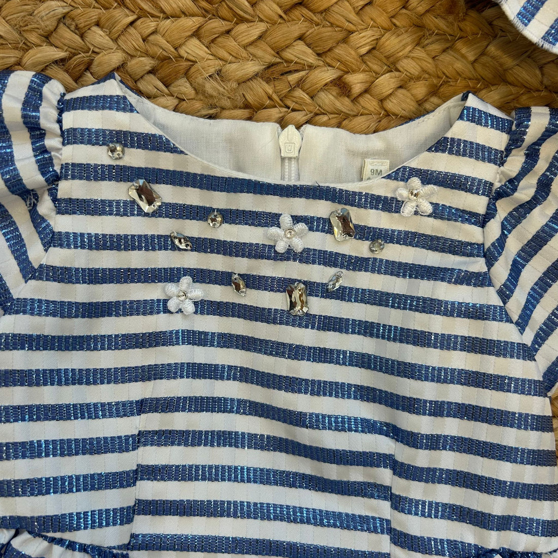 Abito bambina a righe blu con strass, ricami floreali e cappello estivo coordinato
