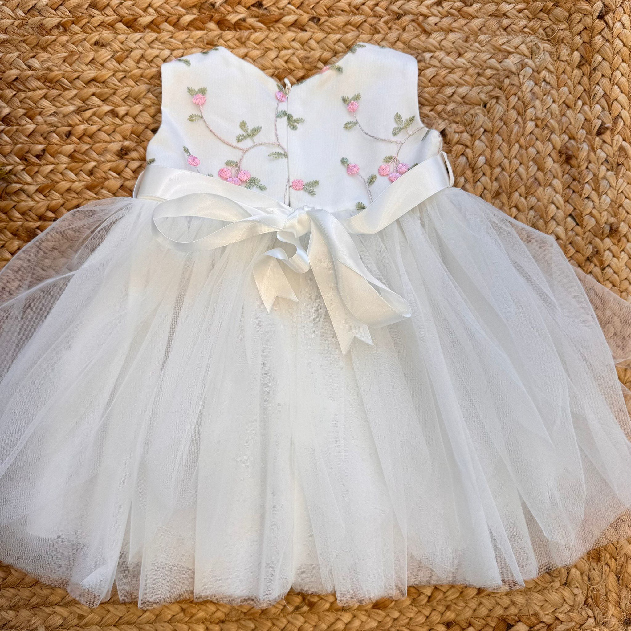 ABITO BATTESIMO CON FIORI RICAMATI E GONNA IN TULLE