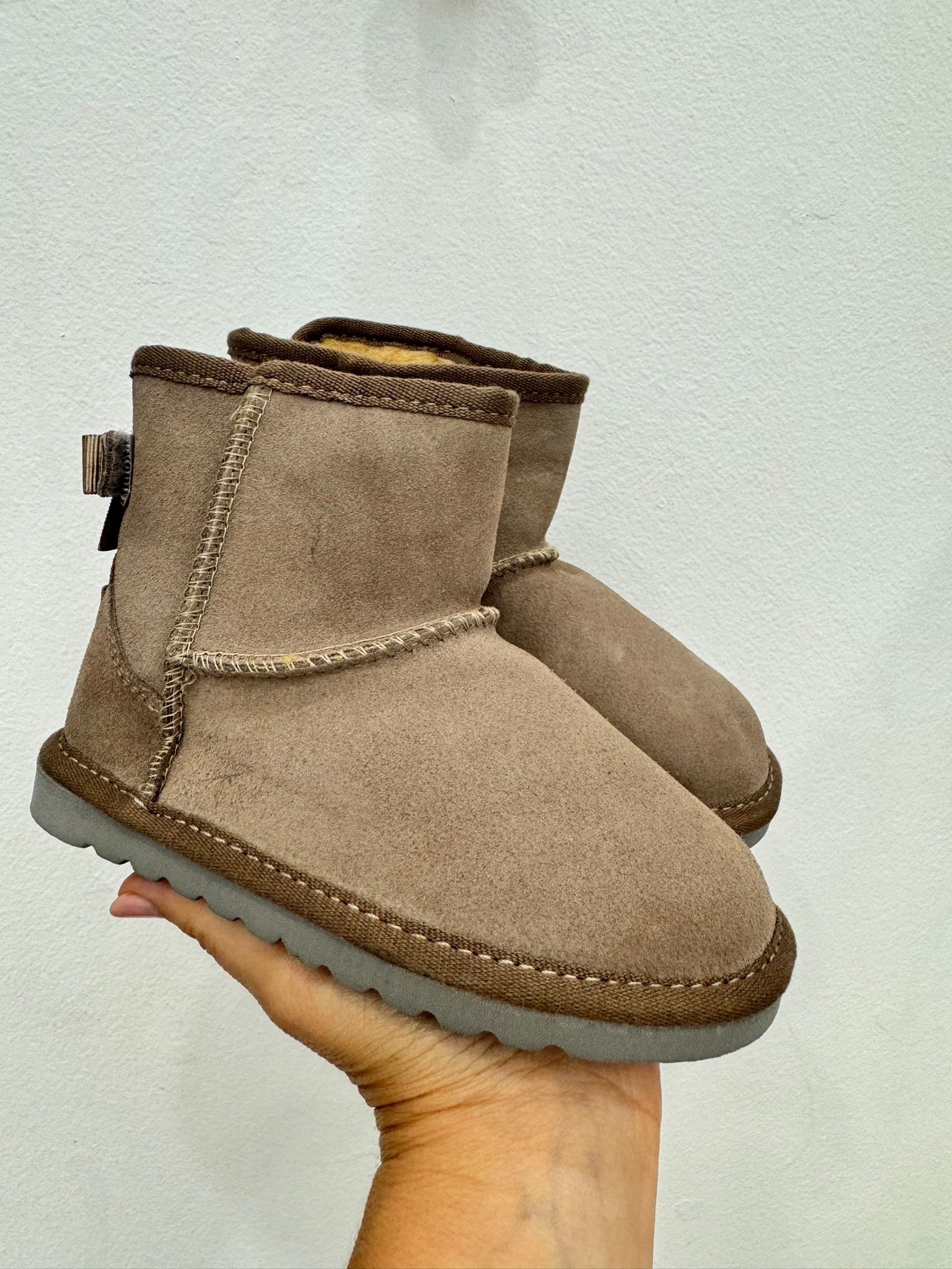 Stivaletti in camoscio beige con interno caldo