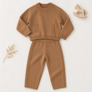 Completo bambina biscotto in maglia con trecce