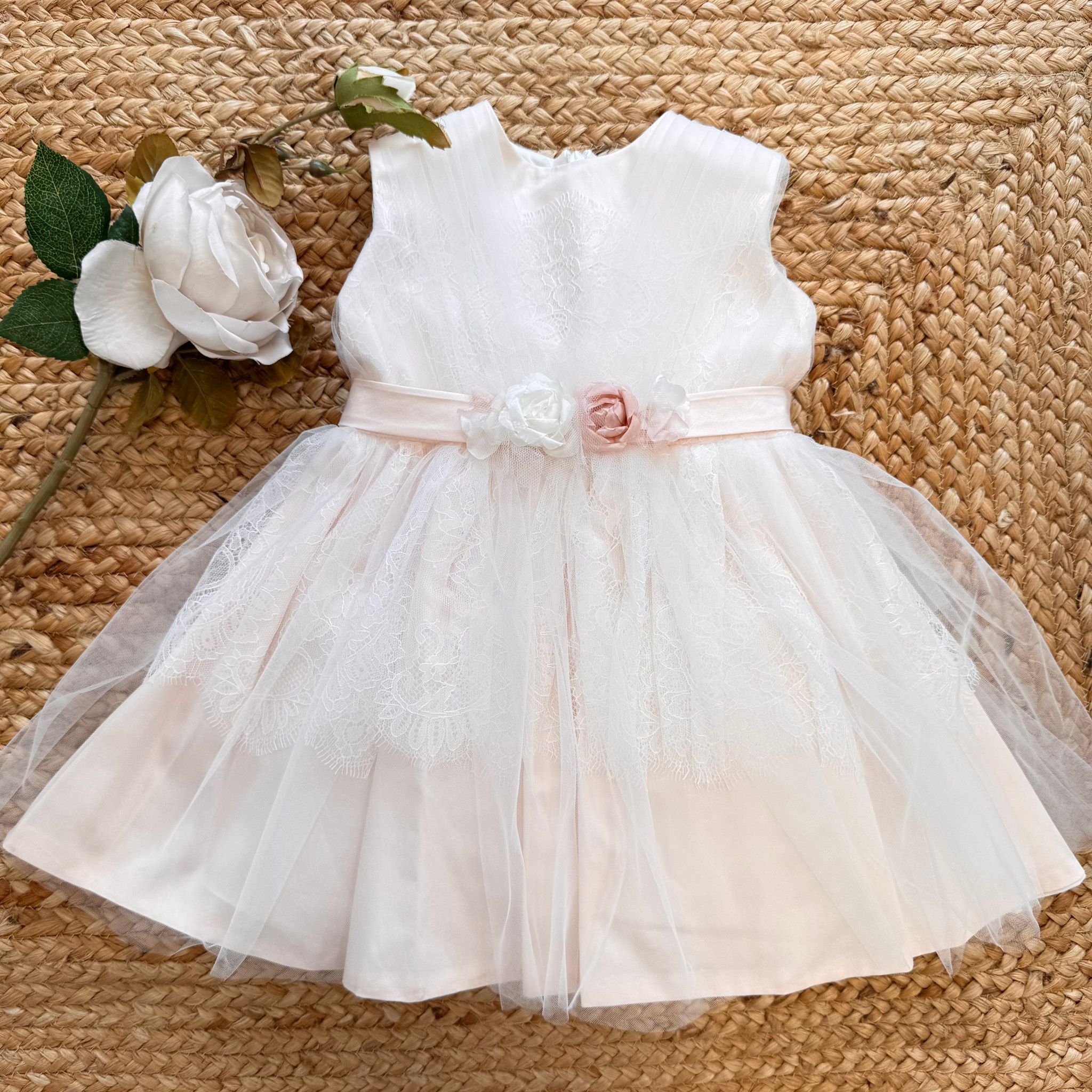 Vestito battesimo bimba cipria con tulle, pizzo e fiori