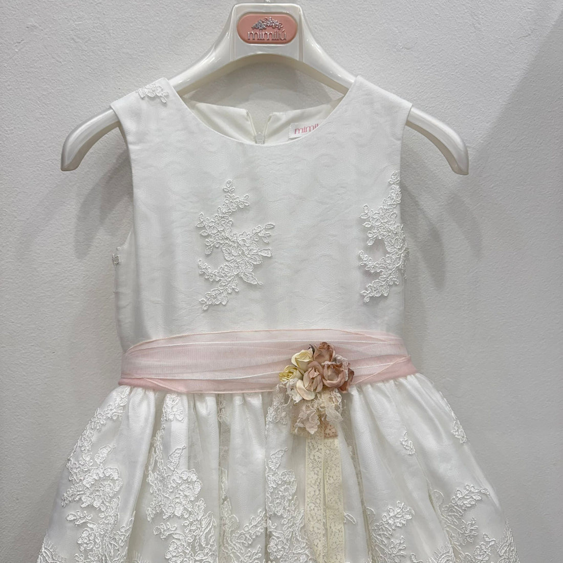 Abito in pizzo Mimilú per prima comunione con fascia rosa cipria