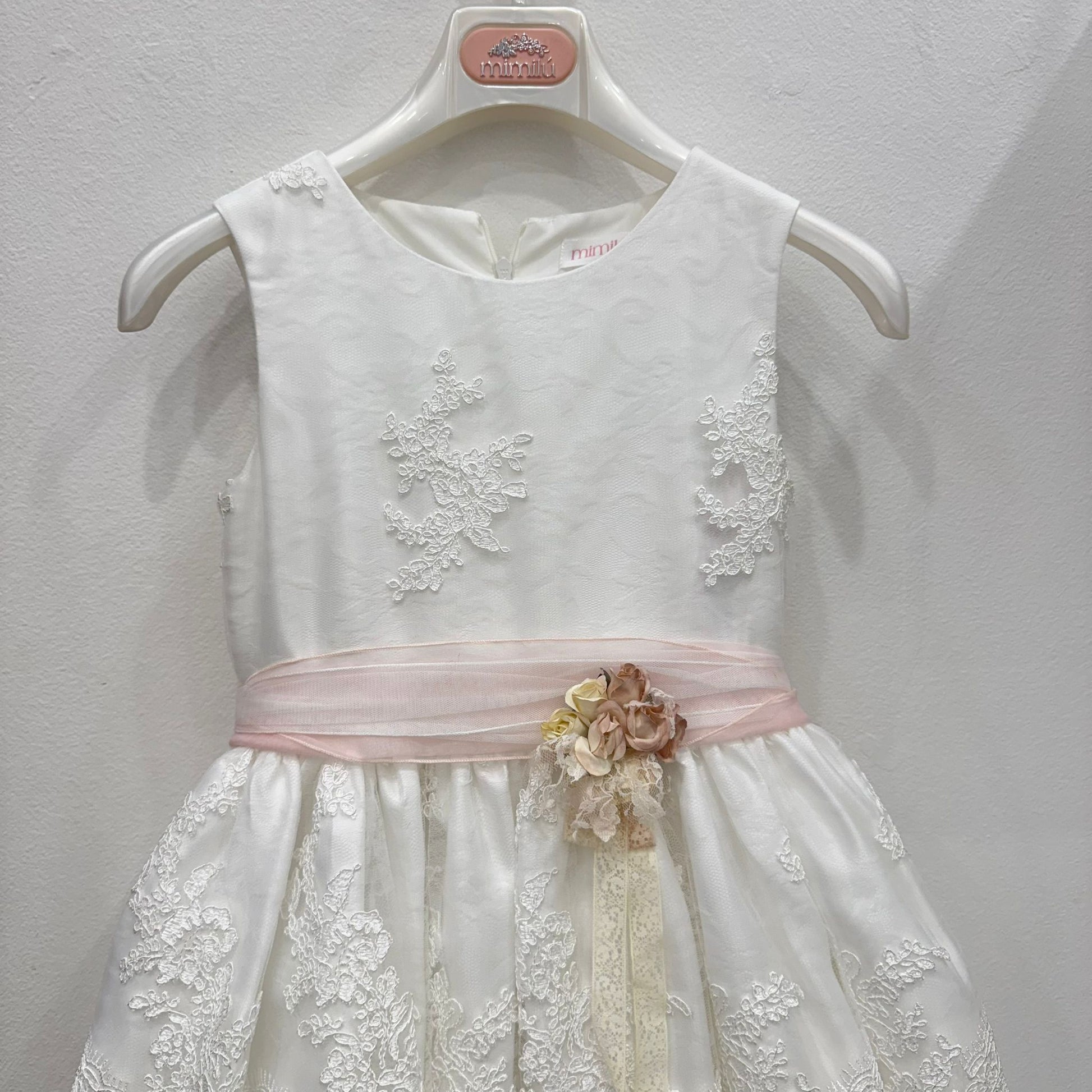 Abito in pizzo Mimilú per prima comunione con fascia rosa cipria