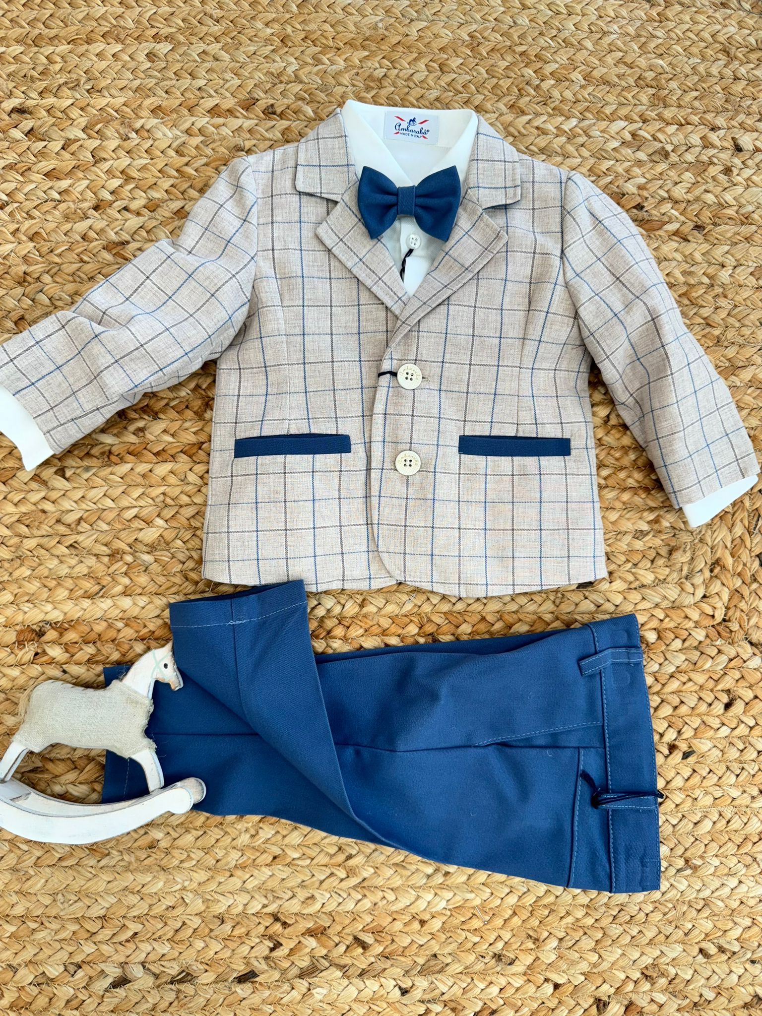 completo elegante da battesimo, pantalone blu, papillon, giacca a quadri, camicia bianca, abbigliamento bambini, matrimoni, battesimi, belli e monelli.