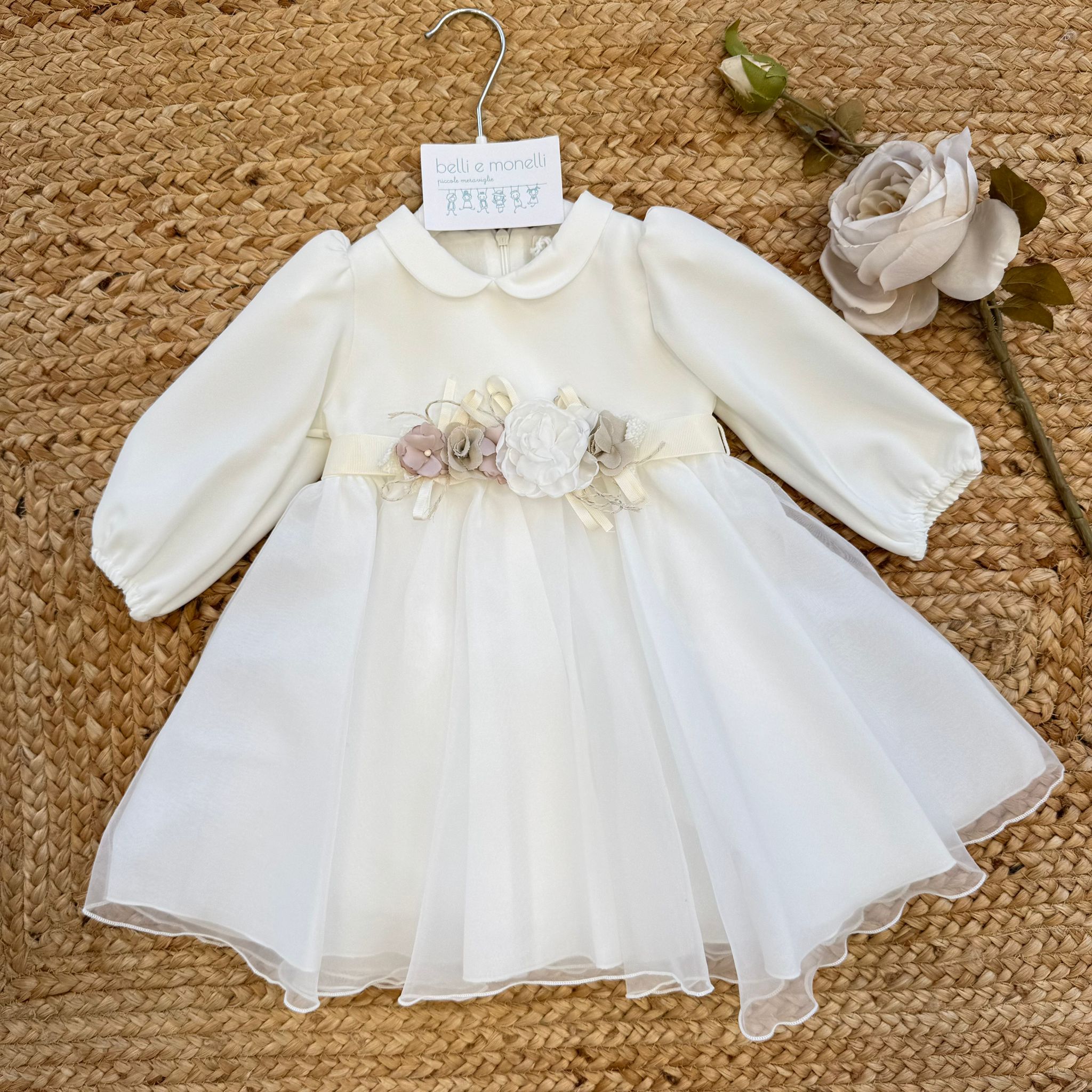 Abito battesimo neonata avorio con fiori applicati e gonna in organza