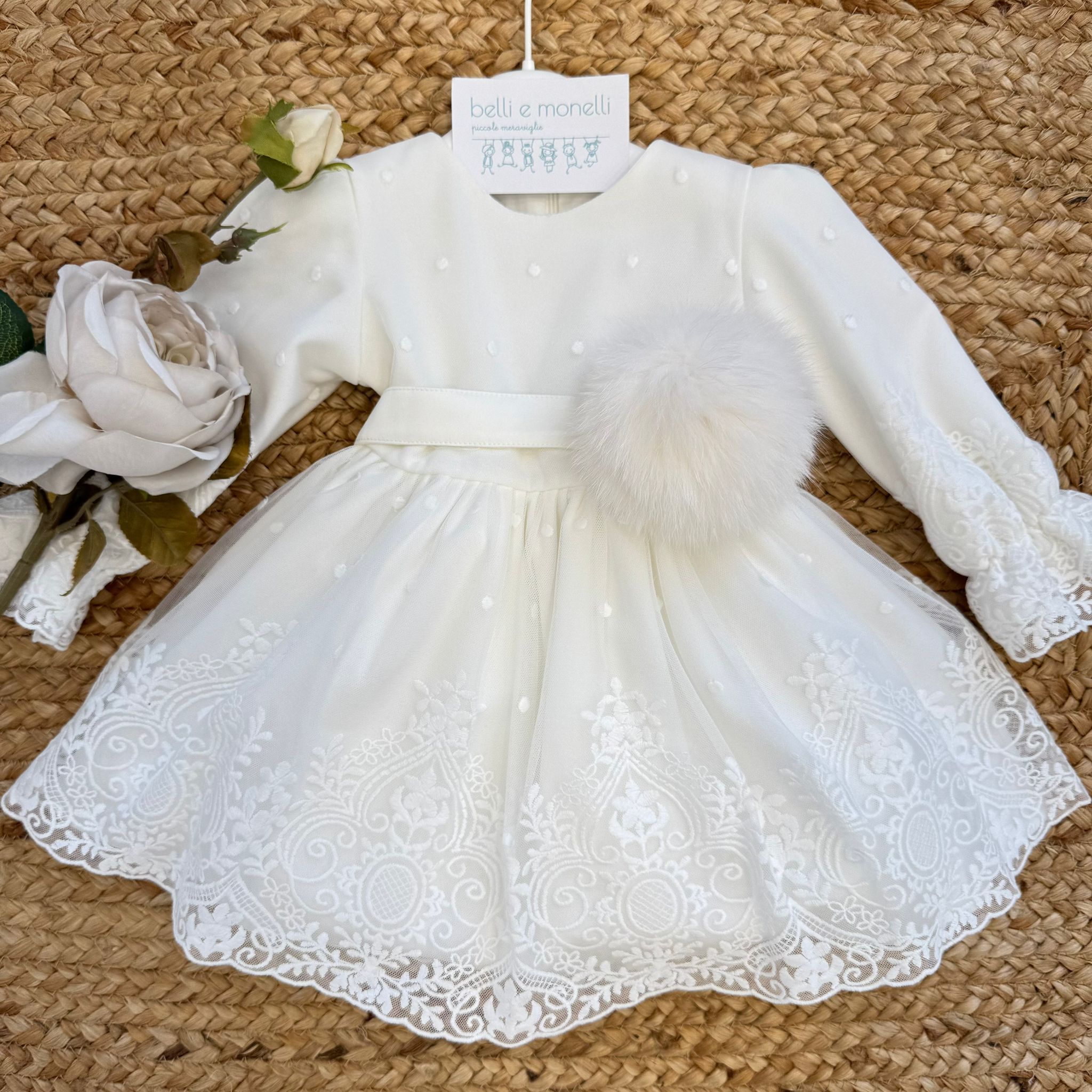 Abito battesimo neonata avorio in pizzo con pon pon e fiocco