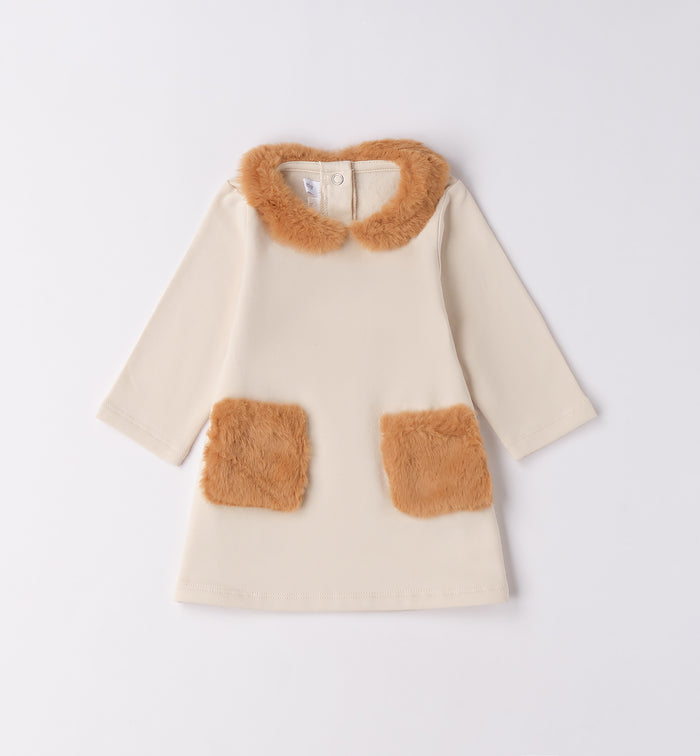 Abito beige neonata con colletto e taschine in pelliccia ecologica