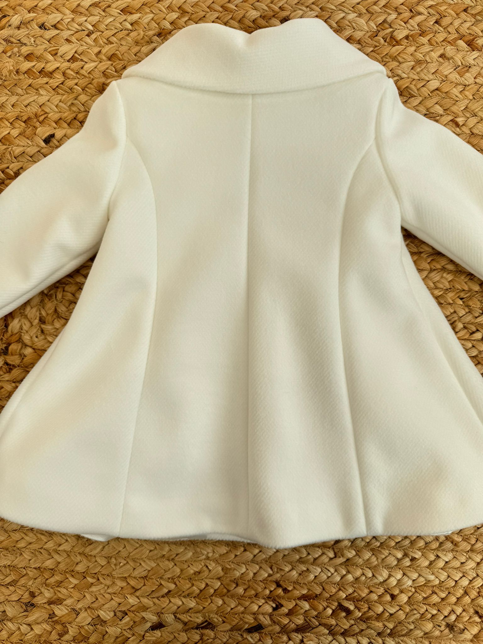 cappottino bianco, battesimo bimba, abbigliamento bimba, eleganza, comfort, moda battesimo, occasioni speciali, belli e monelli.