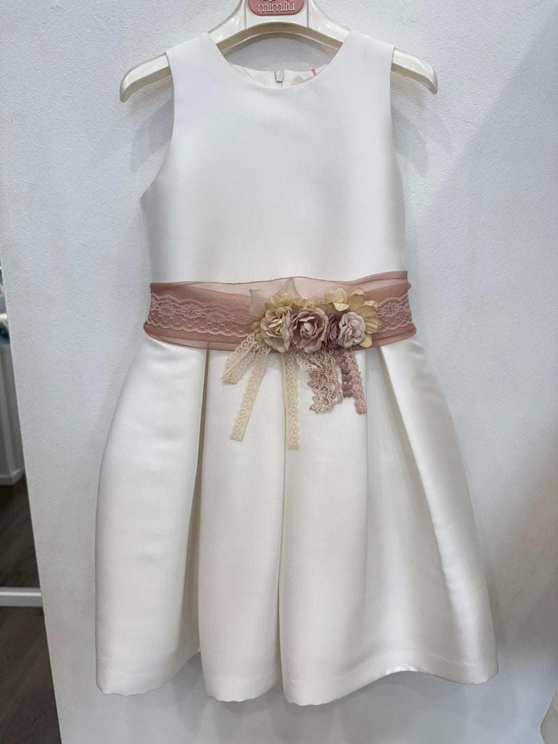 Abito damigella in mikado avorio con fascia cipria e fiori applicati