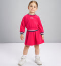 Abito fucsia sporty chic per bambina indossato
