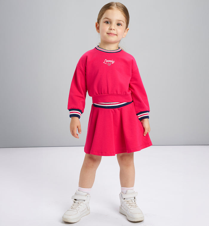 Abito fucsia sporty chic per bambina indossato