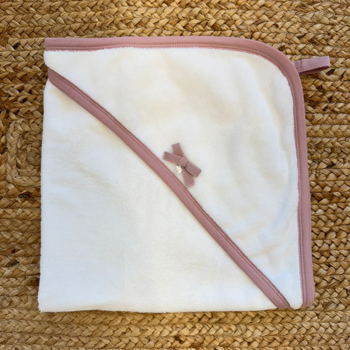 Accappatoio neonata in cotone e bambù bianco con bordo rosa e fiocco decorativo