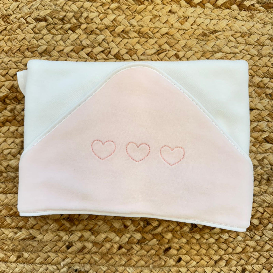 Accappatoio neonata in fibra di bambù con cappuccio rosa e tre cuori ricamati.