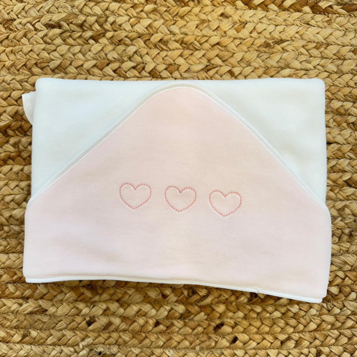 Accappatoio neonata in fibra di bambù con cappuccio rosa e tre cuori ricamati.