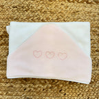 Accappatoio neonata in fibra di bambù con cappuccio rosa e tre cuori ricamati.