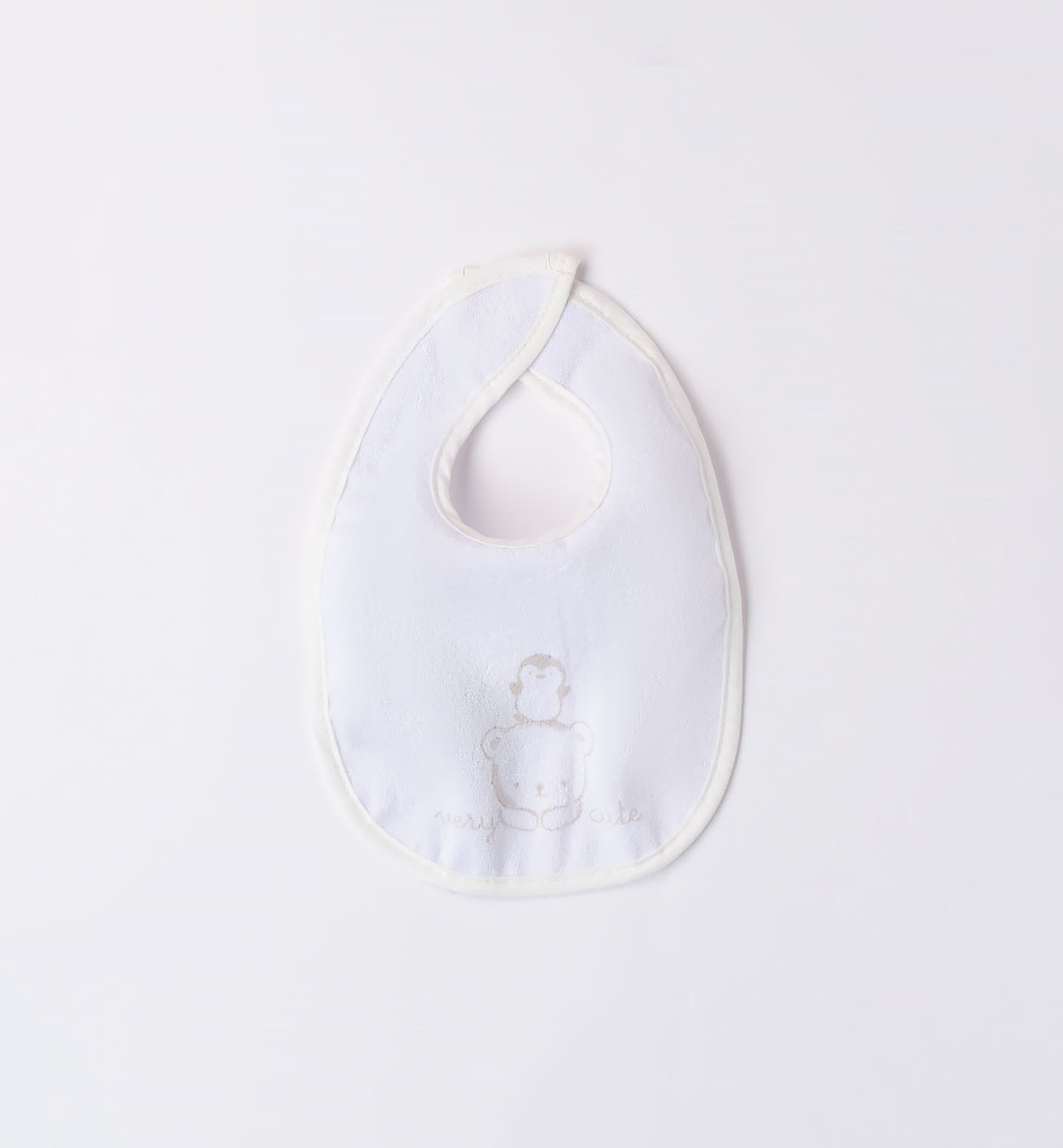Bavaglino neonato bianco con ricamo orsetto e scritta “very cute”, chiusura in velcro laterale.