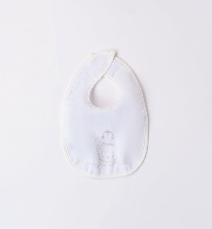 Bavaglino neonato bianco con ricamo orsetto e scritta “very cute”, chiusura in velcro laterale.
