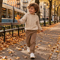 Bambino con maglione blu e pantalone blu in outfit casual autunnale