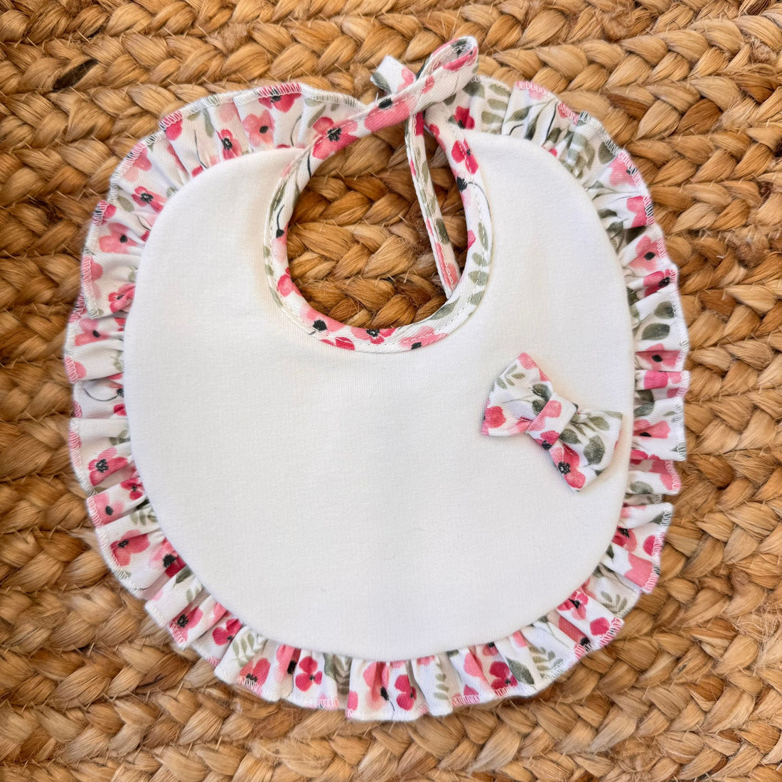 Coordinato uscita clinica completo con tutina, coperta sacco, lenzuola, cappellino e bavaglino per neonata.