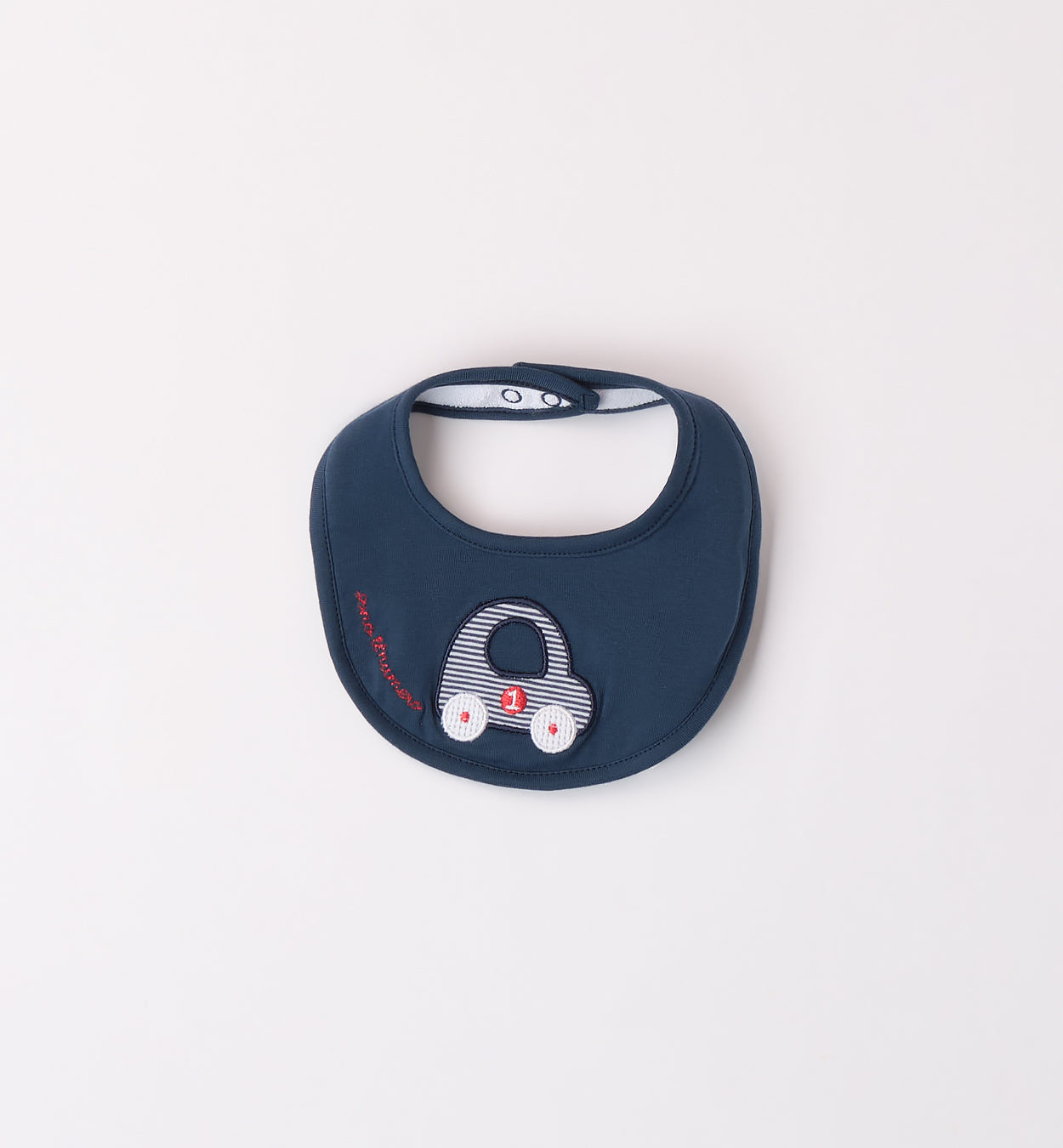  Bavaglino in cotone blu per neonato con ricamo macchinina a righe. Chiusura automatica, perfetto per pappa, allattamento e corredino nascita.