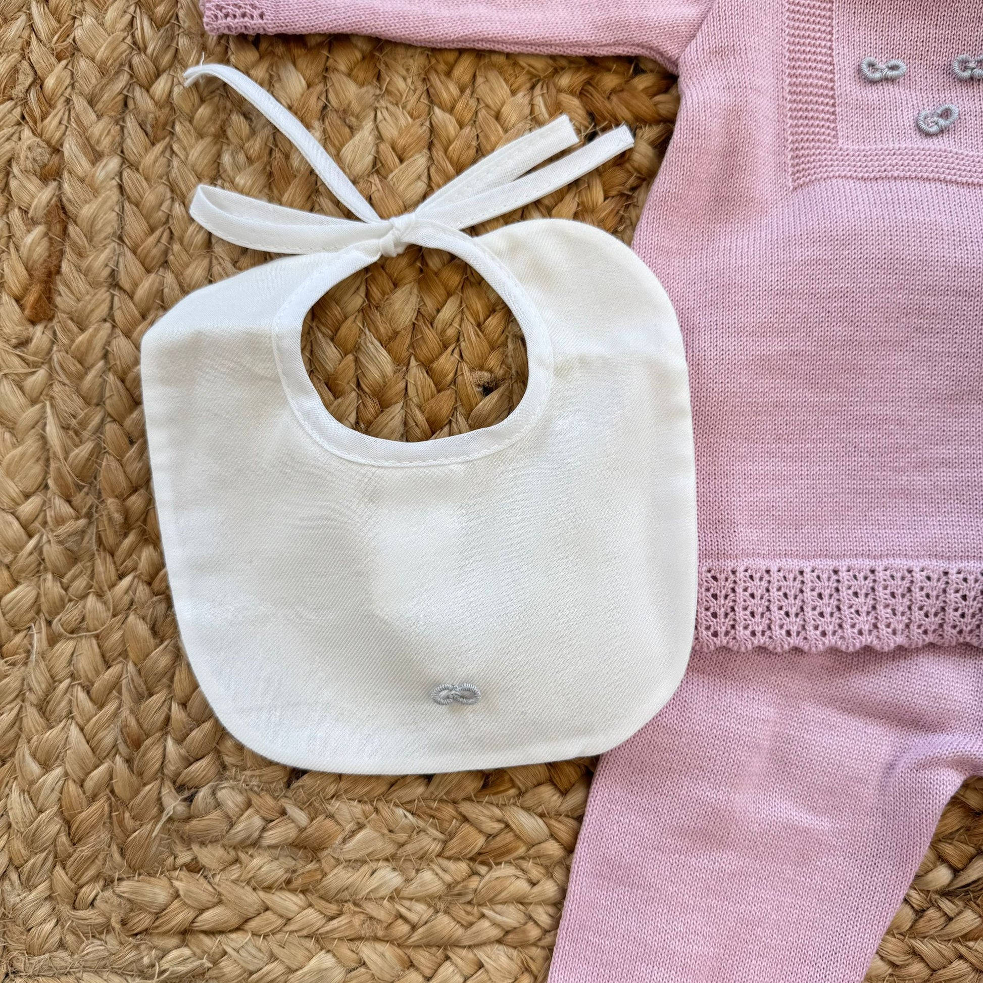 Bavetta bianca con piccolo ricamo abbinata al set nascita neonata