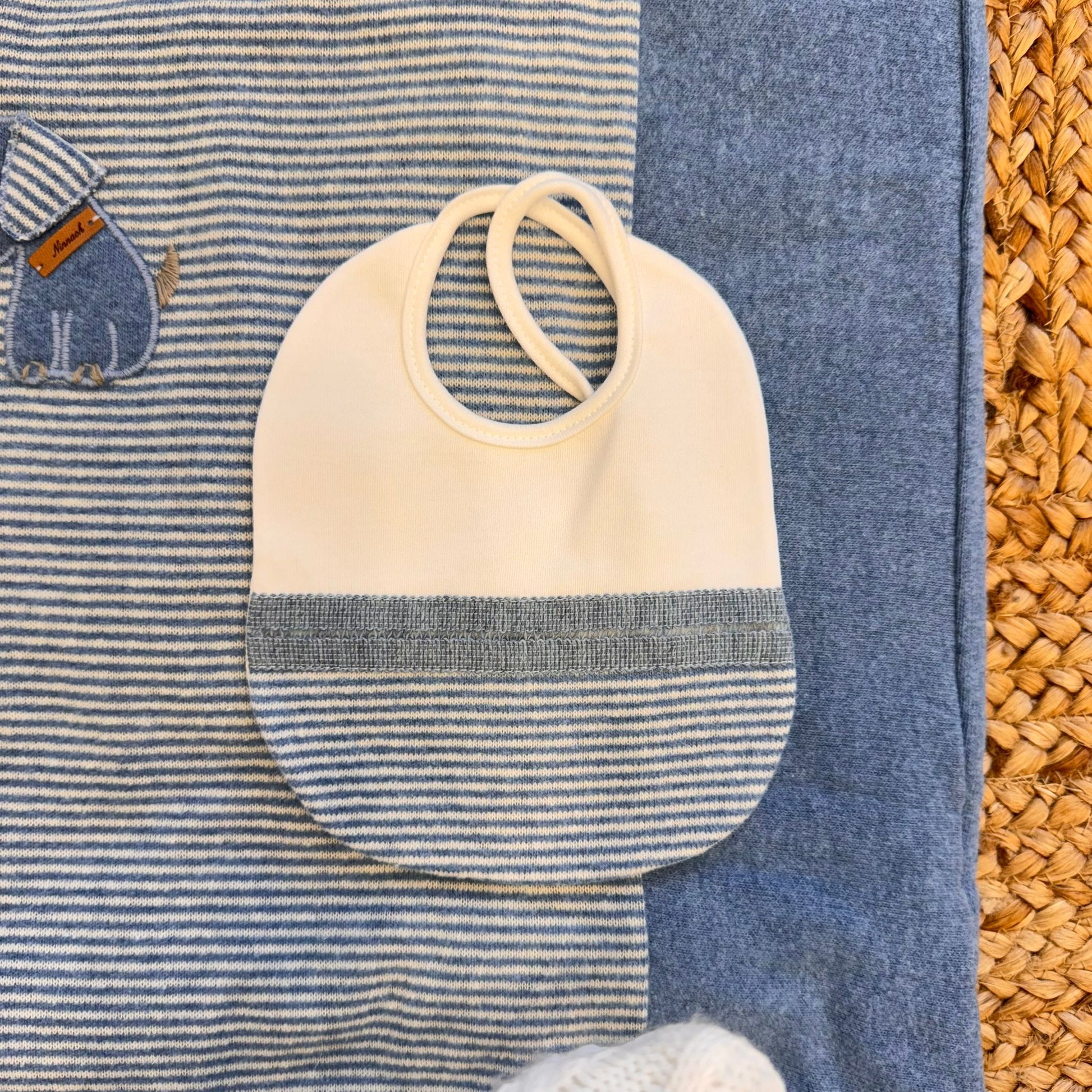 Bavetta in cotone panna con bordo rigato blu
