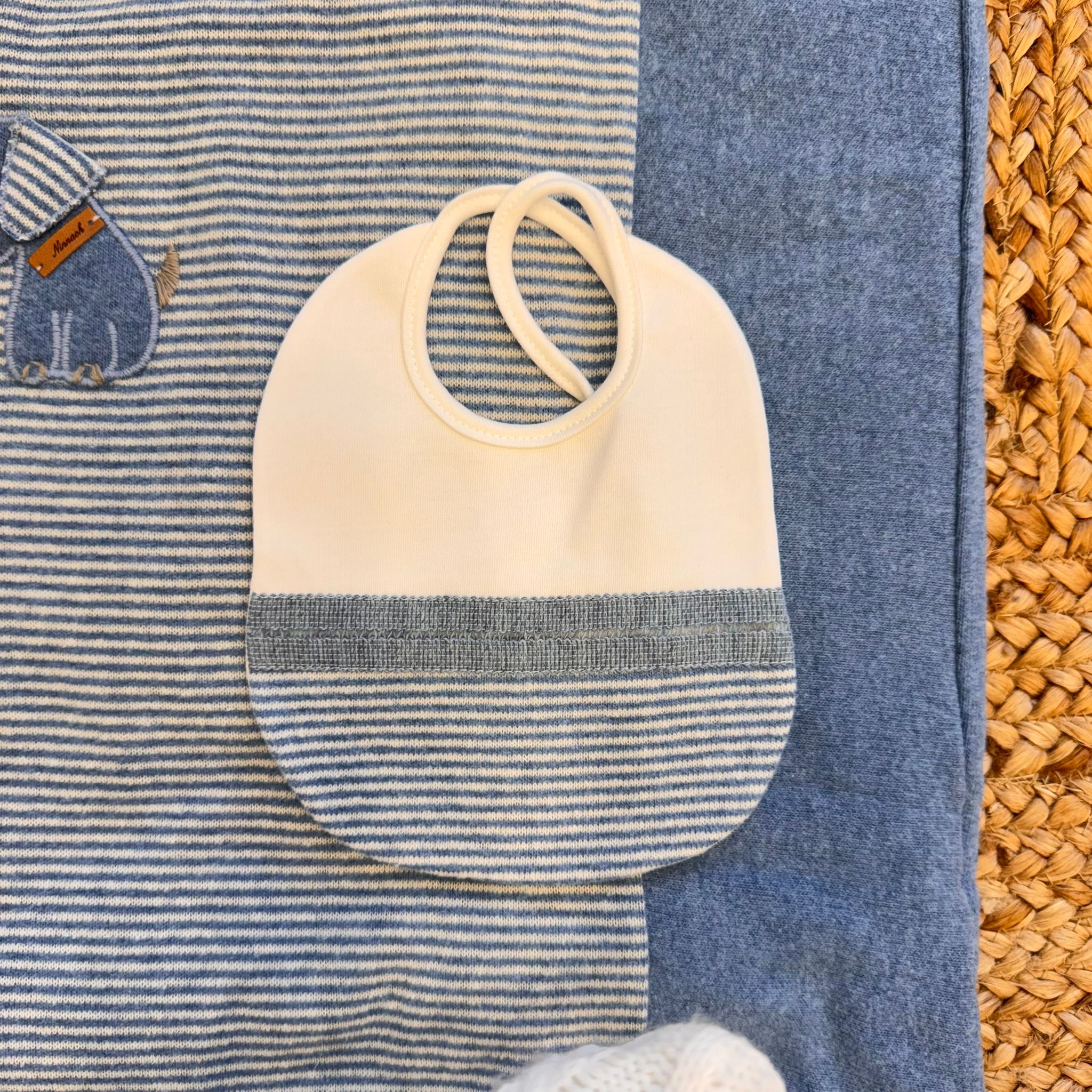 Bavetta in cotone panna con bordo rigato blu
