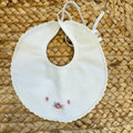 Bavetta neonata in cotone bianco con ricamo floreale rosa e tortora
