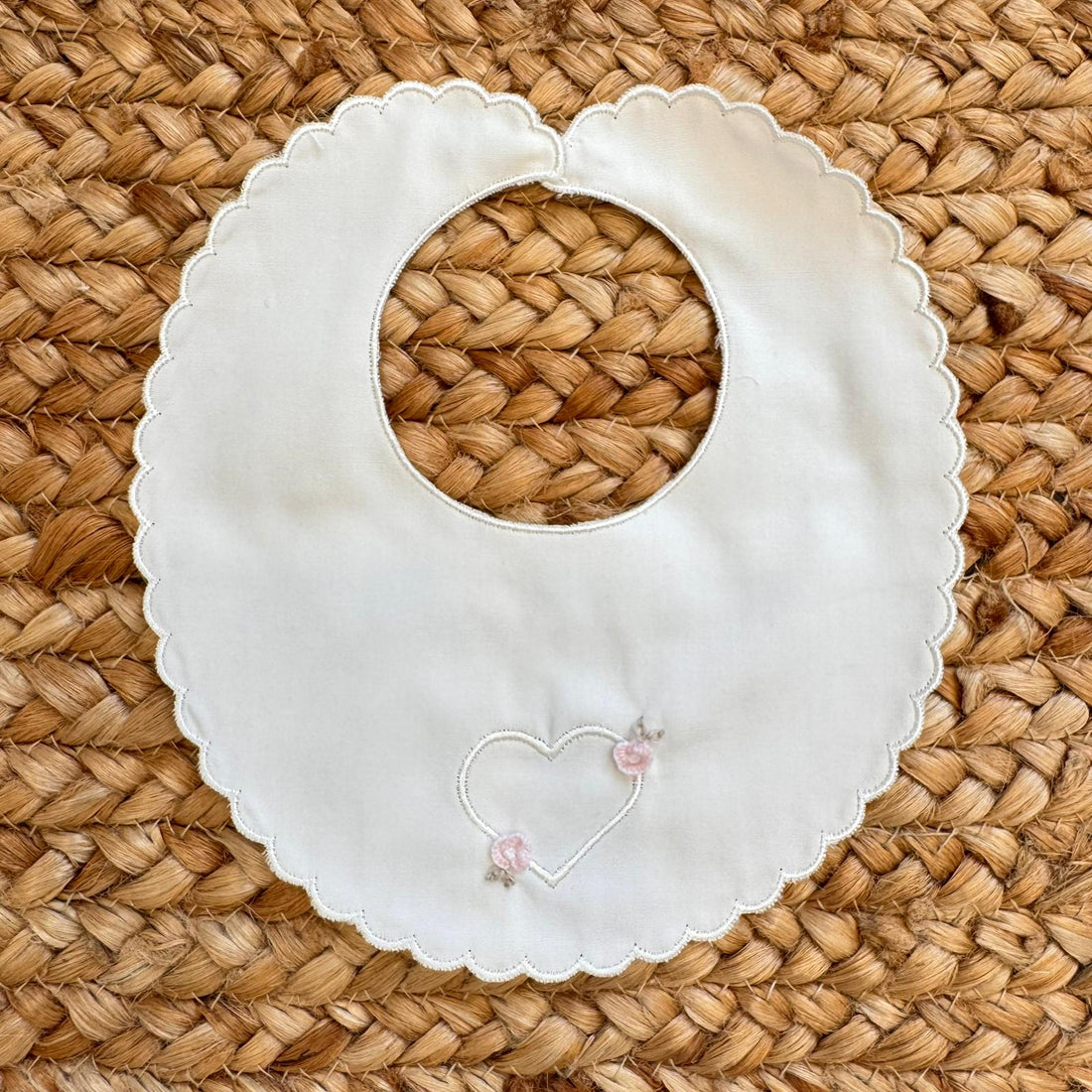Bavetta panna per neonata con cuore ricamato e roselline rosa