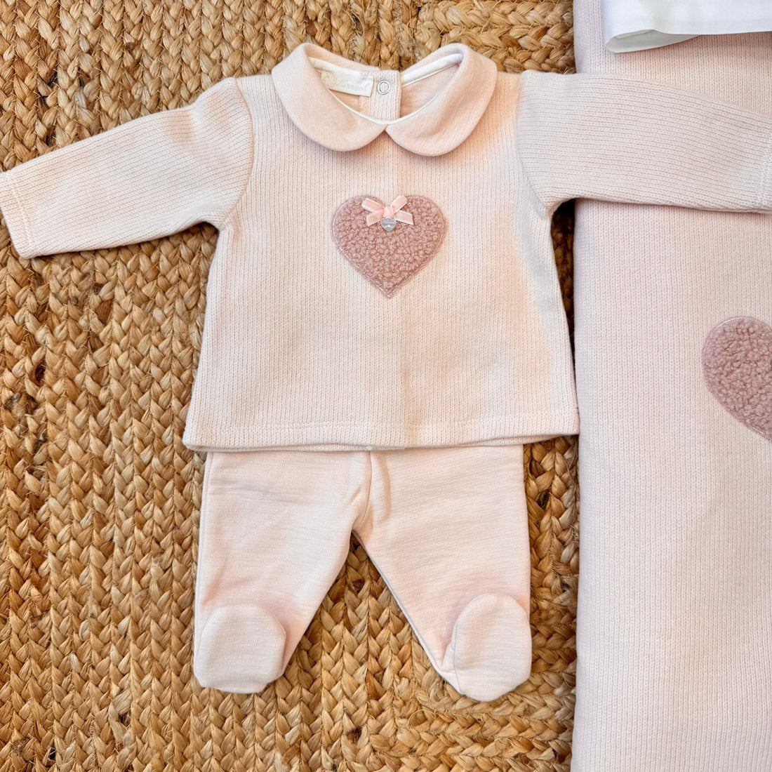 Coordinato uscita clinica neonata rosa con cuori e fiocchetto.
