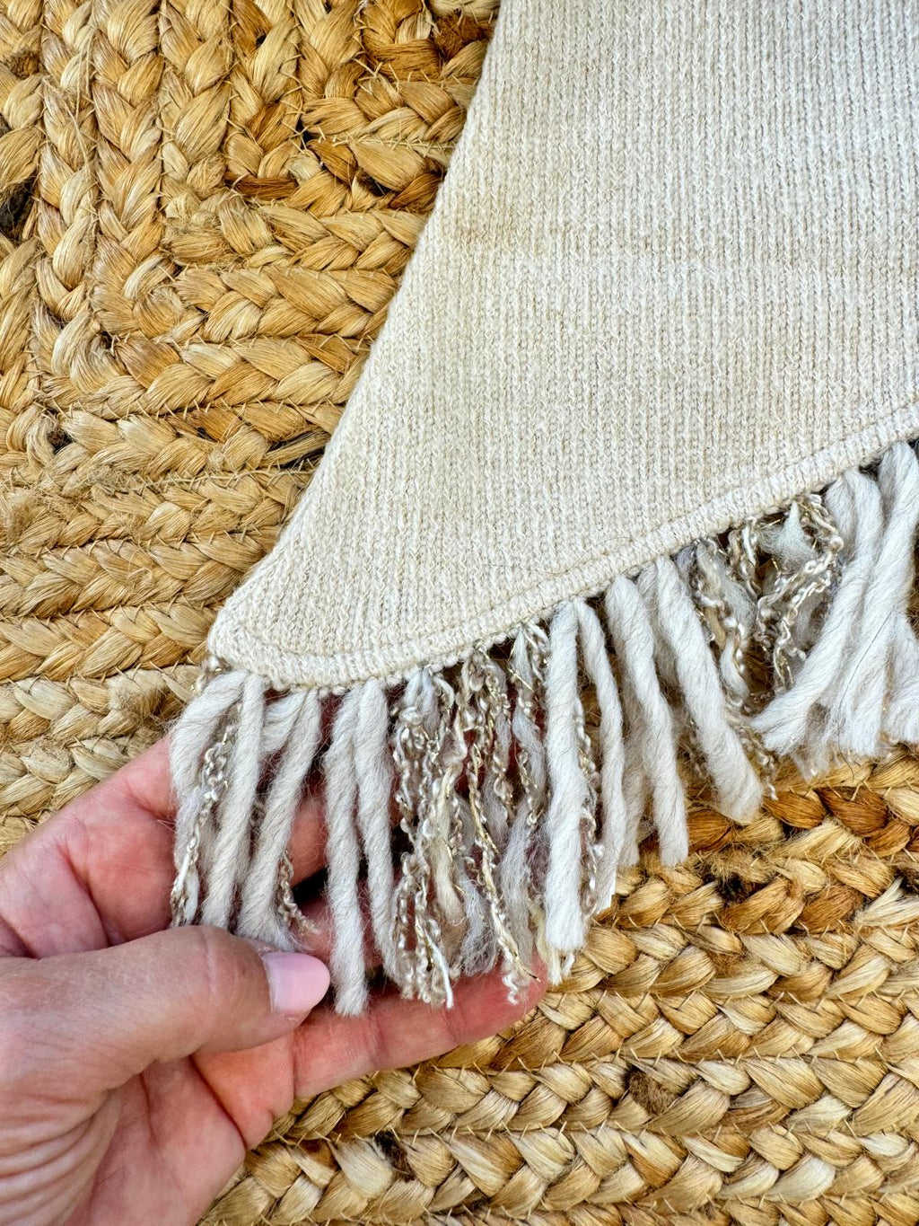 MAGLIA CON FRANGIA: Essenziale e Chic