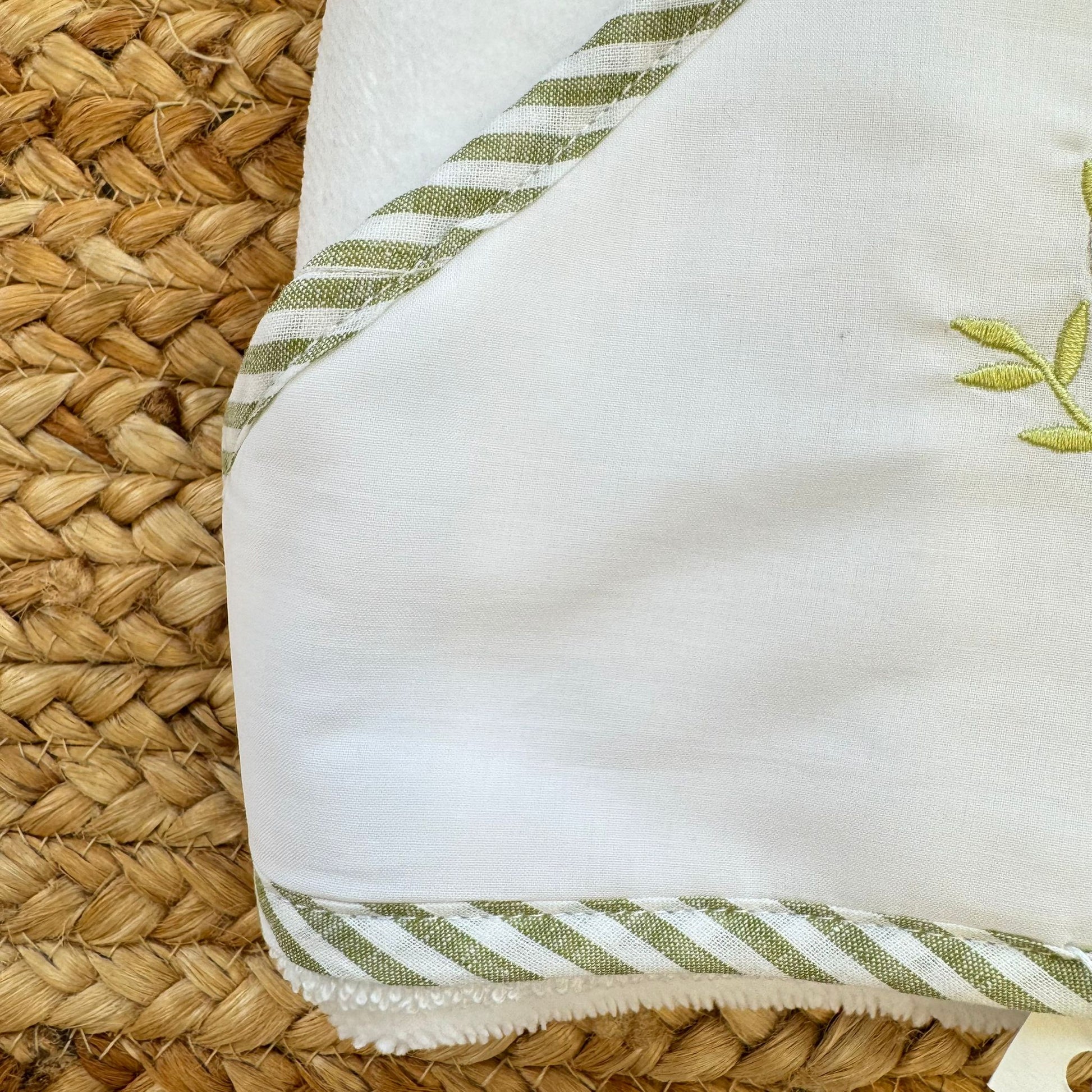 Bordo a righe verdi accappatoio neonato in bambù