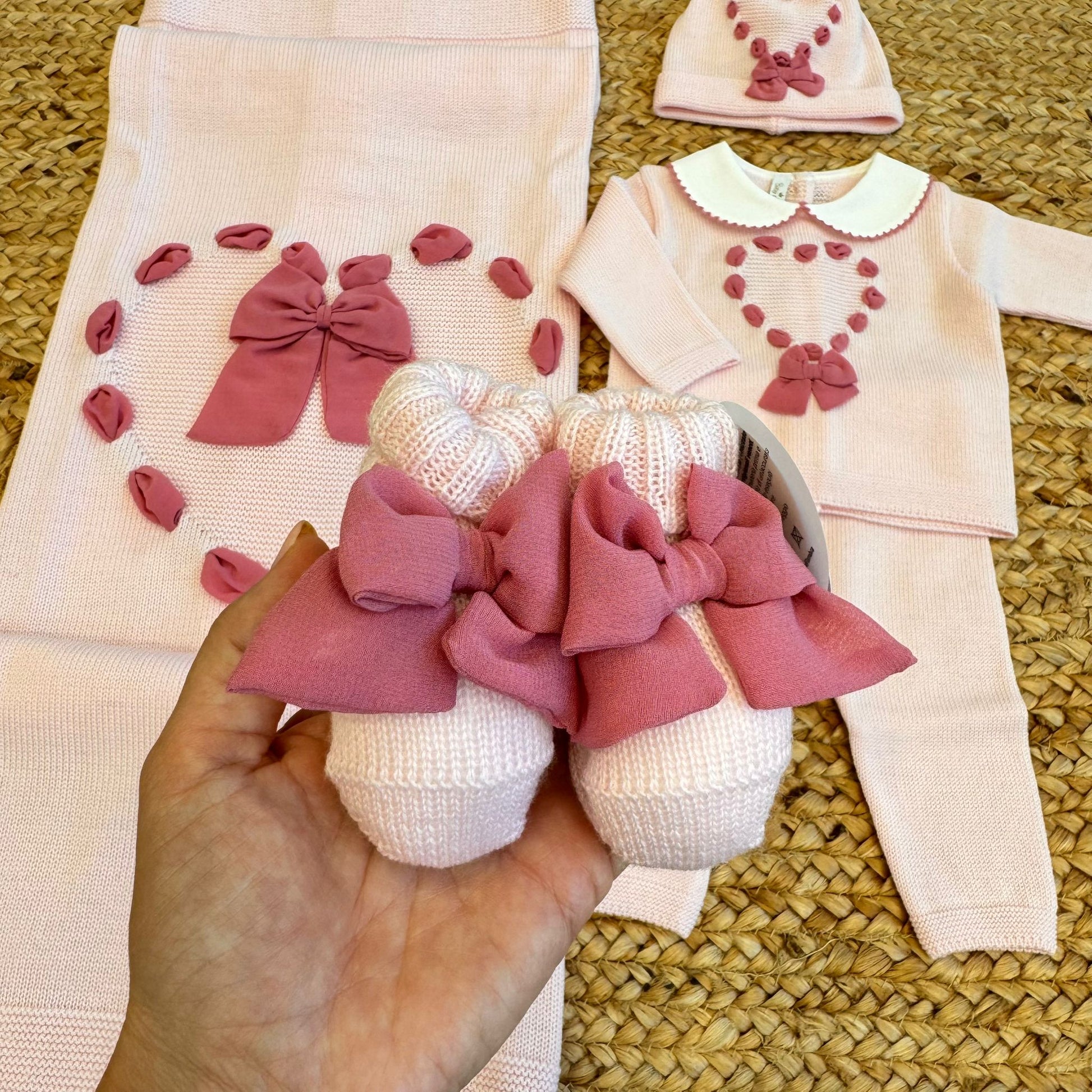 Bordo della copertina in maglia rosa chiaro.